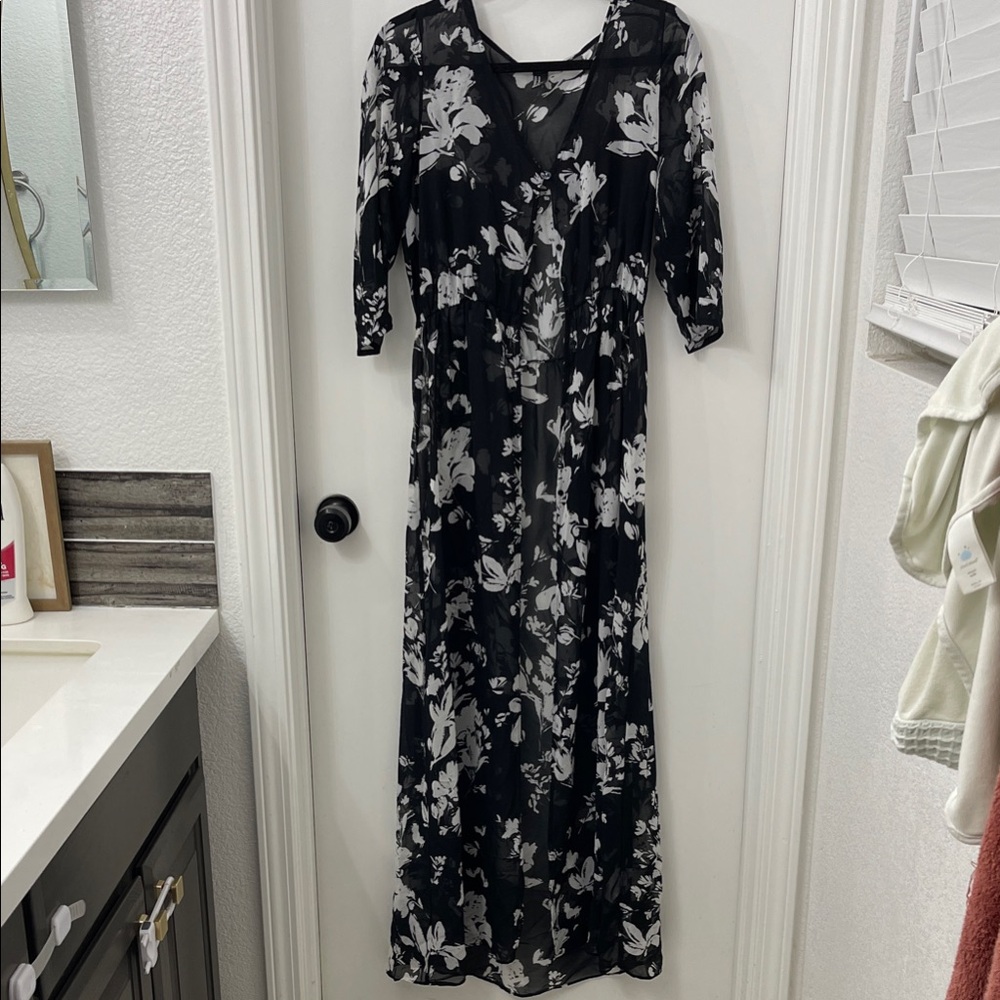 Forever 21 Black and White Floral Long Sleeve Dress